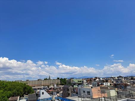 夏空を見上げるベランダからの景色 風景,町並み,夏空の写真素材