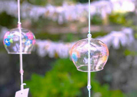 風鈴越しのお御籤 風鈴越しのお御籤 風鈴,透明,おみくじの写真素材