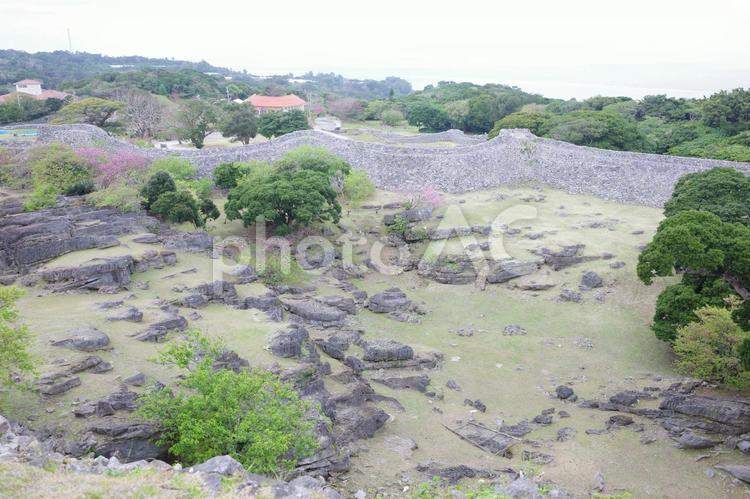 曇りの日の遺跡 緑,森,石の写真素材