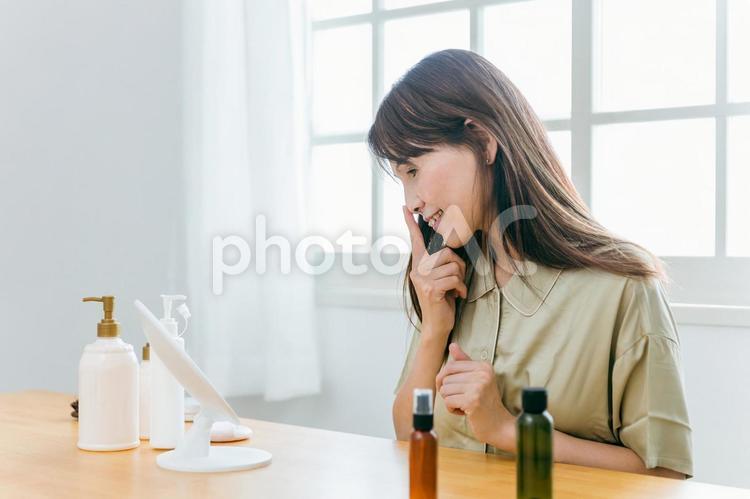 鏡を見るミドル世代の女性（鼻） 鼻,鼻炎,小鼻の写真素材
