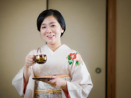 33：お茶をいただく着物の女性 着物,おもてなし,コーヒーブレイクの写真素材