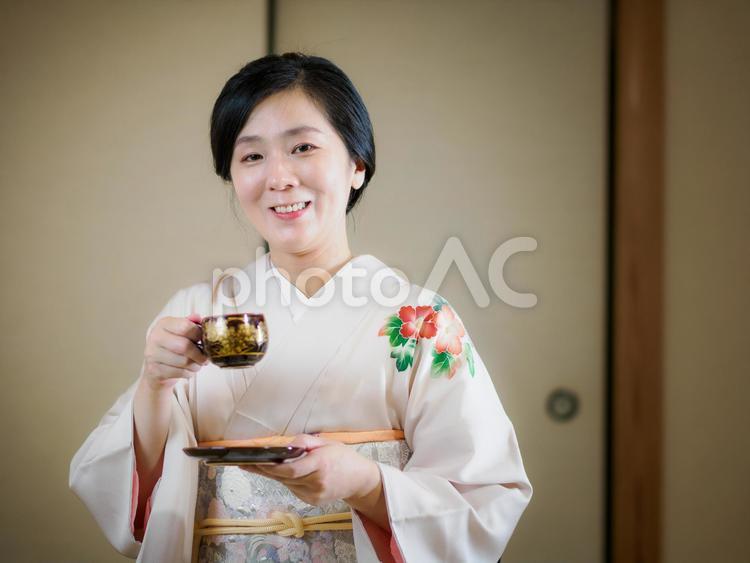 33：お茶をいただく着物の女性 着物,おもてなし,コーヒーブレイクの写真素材