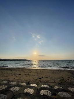 夕陽の海 海,ビーチ,夕暮れの写真素材