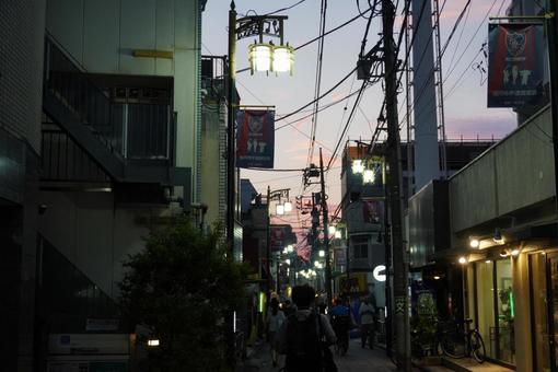 夕方の商店街 夕方の商店街の写真