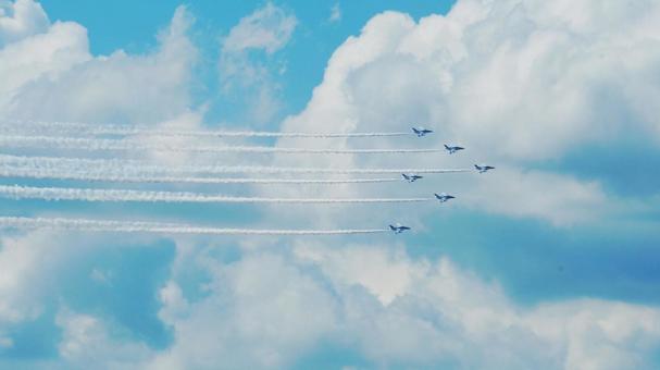 隊列飛行するブルーインパルス 隊列飛行するブルーインパルス 航空自衛隊,自衛隊,ブルーインパルスの写真素材