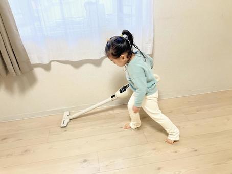 お掃除 掃除機をかける女の子 子ども,幼稚園,園児の写真素材