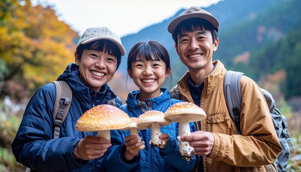 きのこ狩り キノコを収穫して笑顔の家族 きのこ狩り キノコを収穫して笑顔の家族 の写真