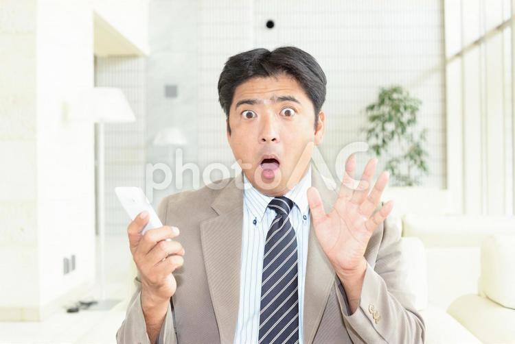 驚いた表情のビジネスマン 男性,ビジネスマン,男の写真素材