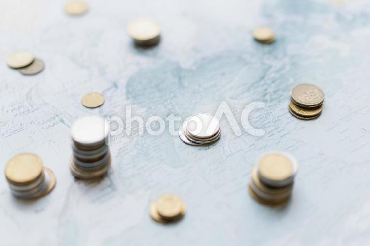 積み重ねて置かれた硬貨 硬貨,積み重なる,地図の写真素材