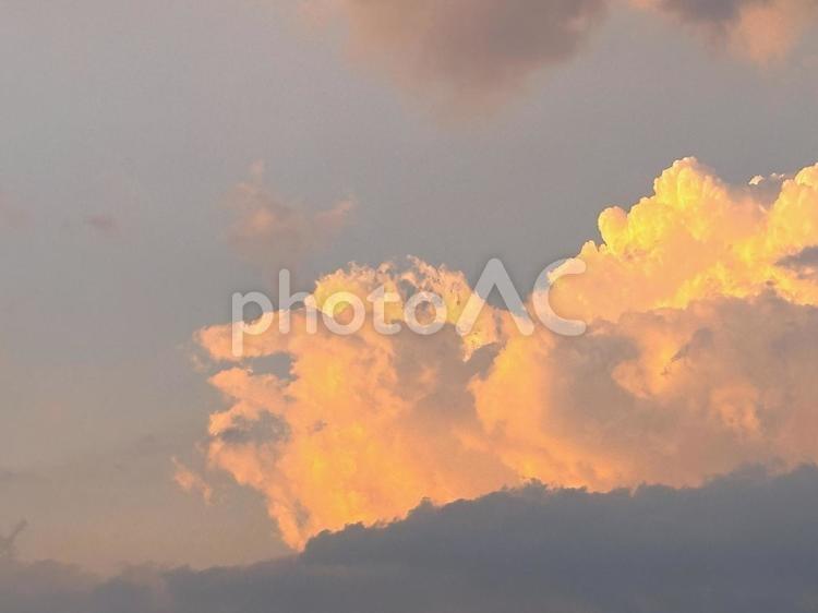 夕暮れの雲 夕暮れ,雲,背景の写真素材