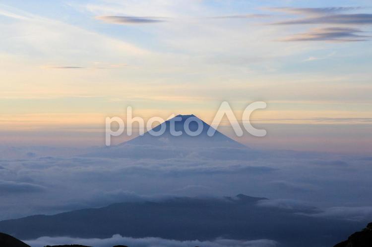 日の出前の富士山（北岳より） 富士山,雲海,空の写真素材