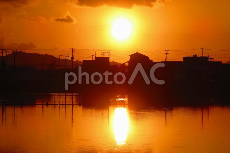 １０月下旬の大池からの日の出 背景,日の出,朝焼けの写真素材