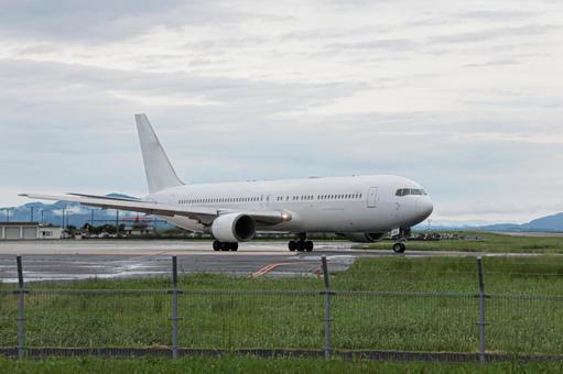 静かな空と濡れた地面・出雲空港の情景 飛行機,航空機,旅客機の写真素材