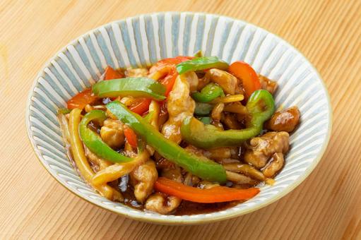 丸い皿に入った青椒肉絲2 丸い皿に入った青椒肉絲2 青椒肉絲,チンジャオロース,チンジャオロースーの写真素材