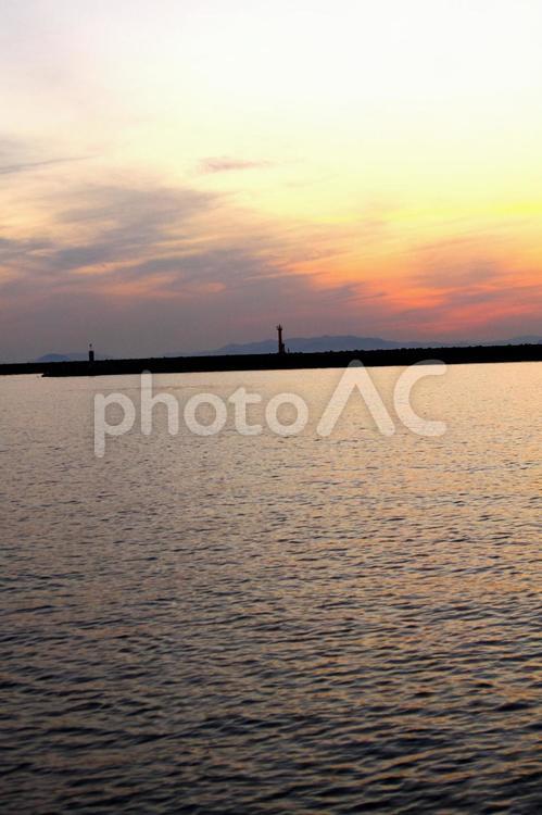 伊予港の夕焼けいよ港　３ オレンジ,伊予市,入り江の写真素材
