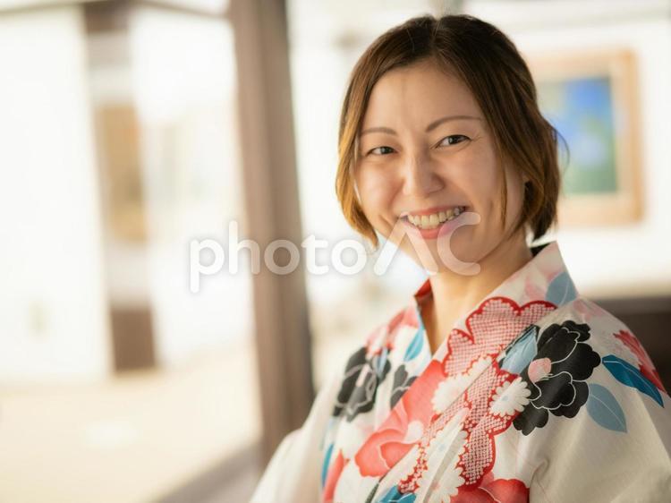 32：観光する浴衣の女性 浴衣,ゆかた,博物館の写真素材