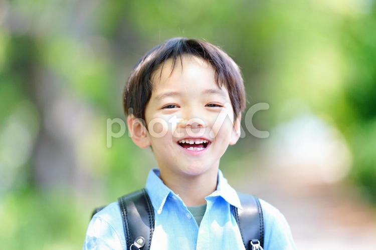 カメラ目線で笑うランドセルの男の子 男の子,笑顔,ランドセルの写真素材