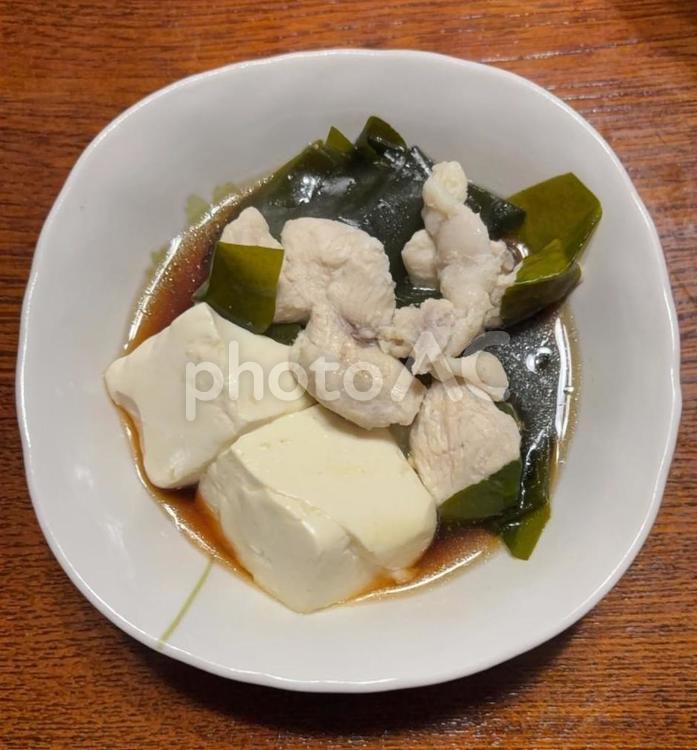 生わかめと麴豚肉と豆腐と白菜の鍋の取り皿 鍋の取り皿,玉葱麴,生わかめの写真素材