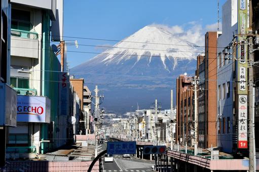 富士駅前から見る富士山 富士駅前から見る富士山 富士山,富士駅,商店街の写真素材