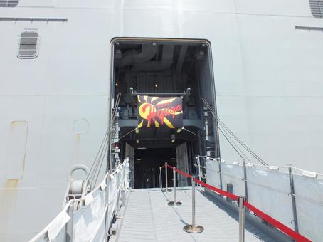護衛艦ひゅうがの入り口 護衛艦ひゅうがの入り口の写真