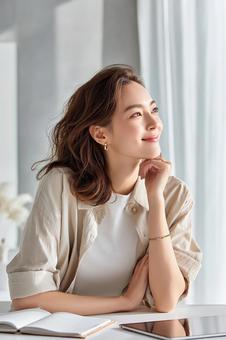 窓辺で微笑む日本人女性 窓辺で微笑む日本人女性の写真