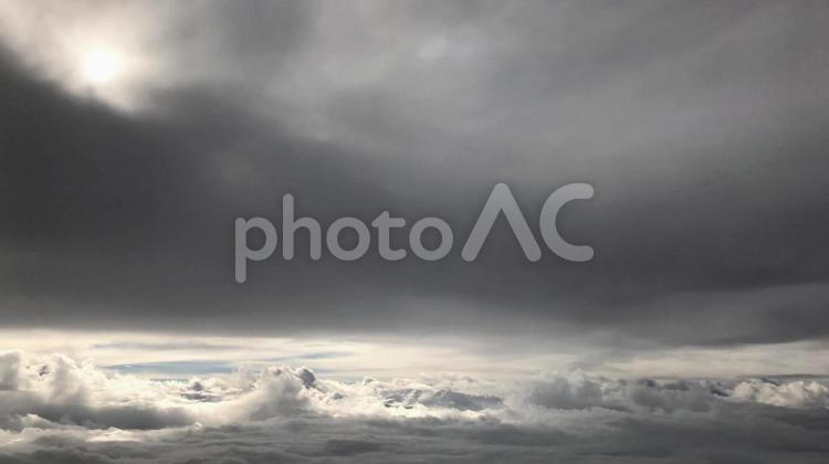雲の上の世界（機内からの眺め） 雲の上,大きな雲,青空の写真素材