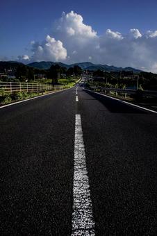 <素材>夏の街並みと空に浮かぶ入道雲 <素材>夏の街並みと空に浮かぶ入道雲の写真