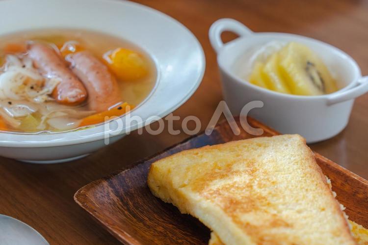 フレンチトーストとスープが並ぶ洋風の朝食 朝食,フレンチトースト,トーストの写真素材