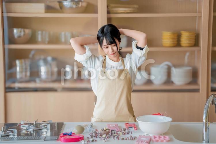 バレンタインの準備をする女性パティシエ バレンタイン,バレンタインデー,チョコの写真素材