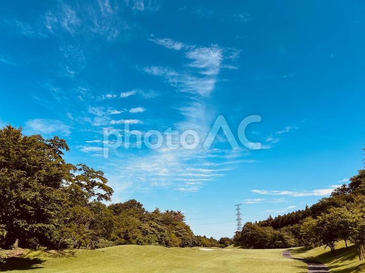 森に囲まれたゴルフ場と青空 しぶかわカントリークラブ,渋川,群馬の写真素材