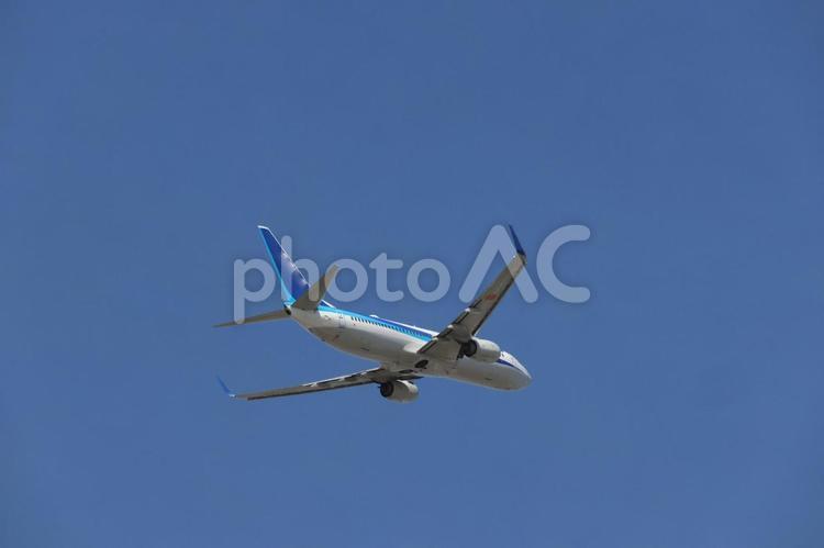 青と白の空港風景 福岡空港,晴れ空,青空の写真素材