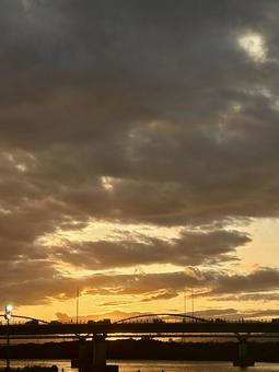 川沿いでの夕暮れ 橋,夕日,川の写真素材