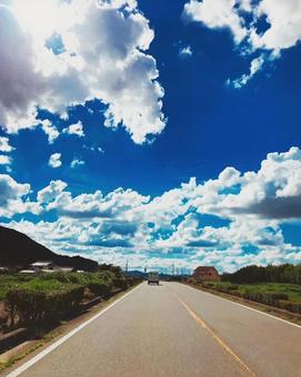 青空と道路 青空と道路の写真