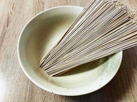 器に入ったそばの乾麺 そば,蕎麦,乾麺の写真素材