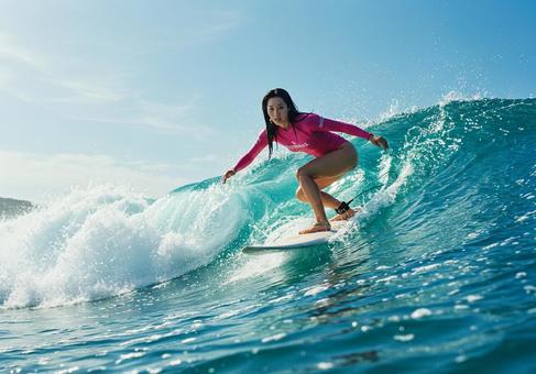 サーフィンをする女性の写真