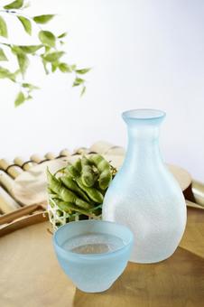 竹の縁台に置かれた冷酒と枝豆 竹の縁台に置かれた冷酒と枝豆 冷酒,枝豆,縁台の写真素材