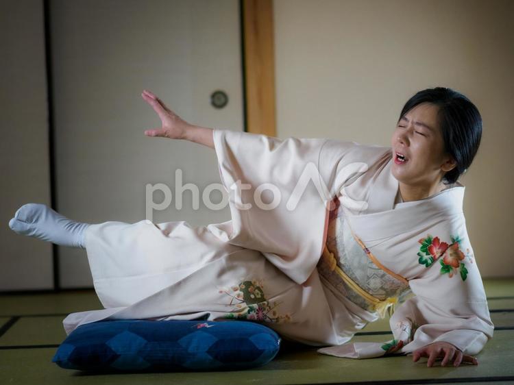 33：足が痺れた着物の女性 着物,足,痺れるの写真素材