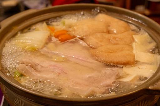 豚肉と大きな麩が入った寄せ鍋1 寄せ鍋,鍋,夕食の写真素材