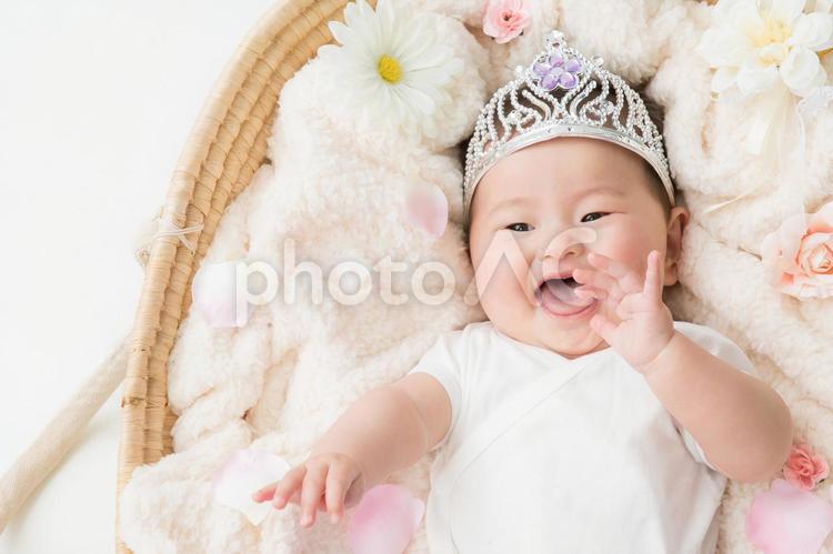 おもちゃの王冠をかぶる赤ちゃん（笑顔） 0歳,6ヶ月,ftd0015の写真素材
