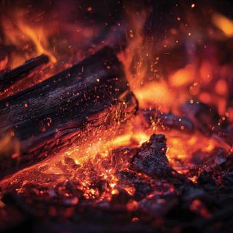 焼けた薪と飛び散る火の粉のクローズアップ 焼けた薪と飛び散る火の粉のクローズアップの写真