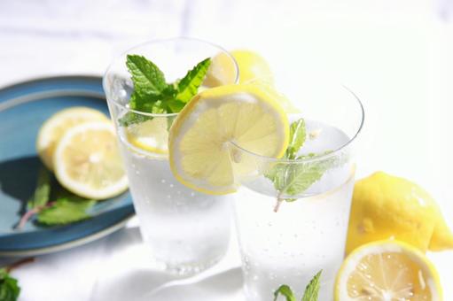 明るい中のレモンと炭酸水 炭酸水,ミント,爽やかの写真素材