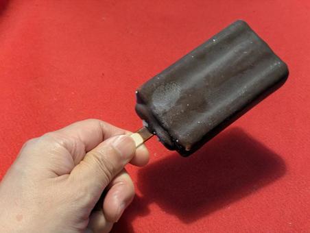 チョコレートをコーティングしたアイスバー チョコレートをコーティングしたアイスバーの写真