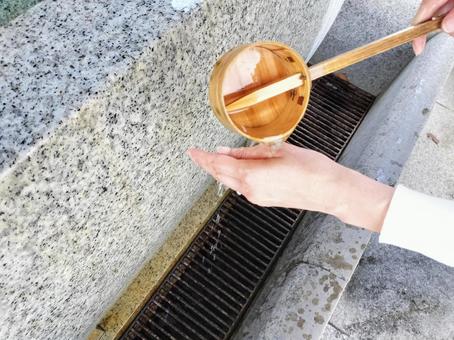 寺社の手水で手指を浄める 寺社の手水で手指を浄める 手水,柄杓,手水舎の写真素材