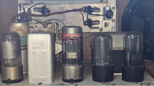 真空管 真空管,真空管ラジオ,ラジオの写真素材