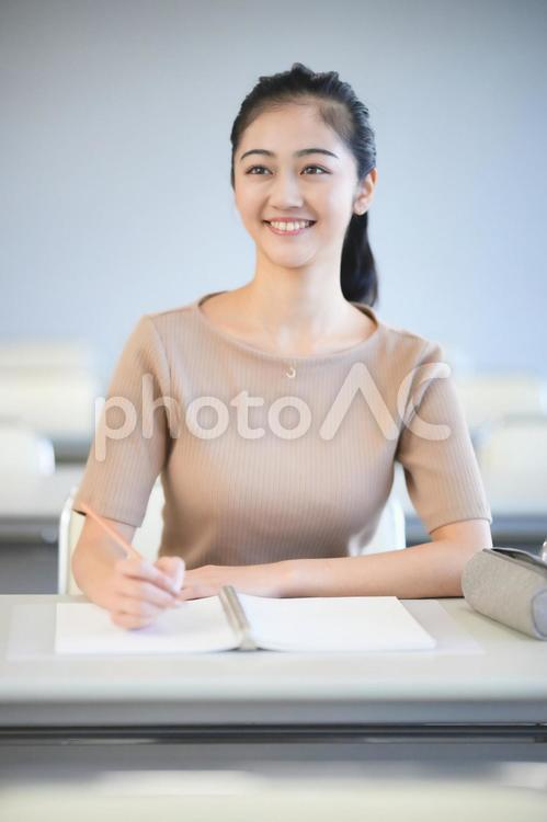 ノートをとる大学生（正面） 女性,大学生,ノートの写真素材