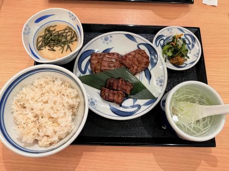 タン塩定食 タン塩定食,タン塩,麦飯の写真素材