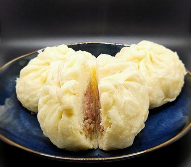 涼しくなると食べたくなるアツアツの肉まん 涼しくなると食べたくなるアツアツの肉まんの写真