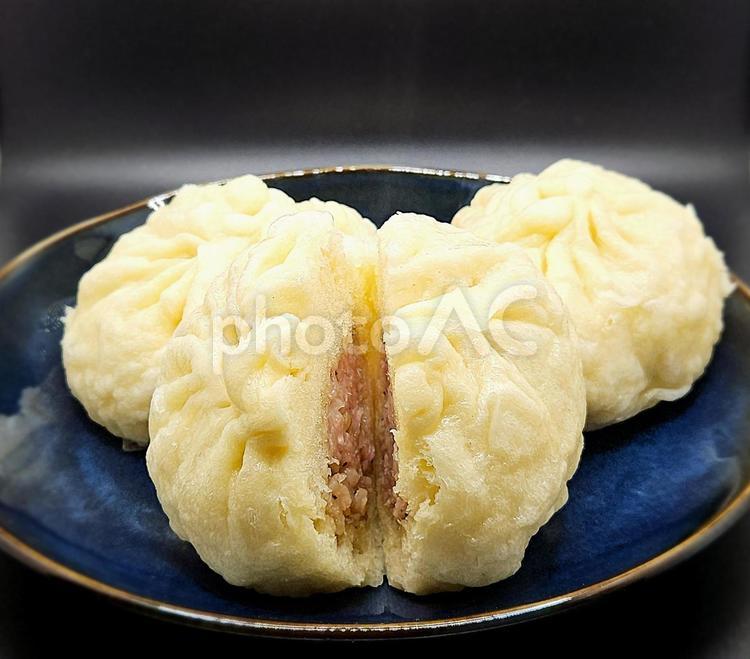 涼しくなると食べたくなるアツアツの肉まん 肉まん,アツアツ,中華まんの写真素材