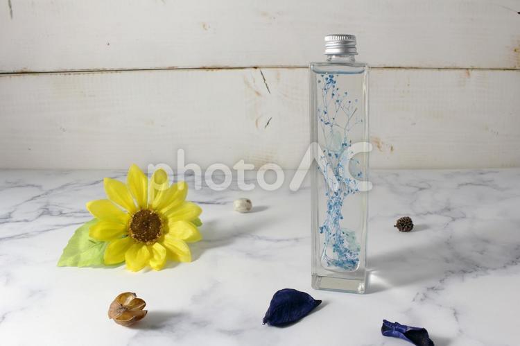小瓶と花の彩り 花瓶,小瓶,花の写真素材