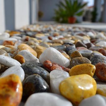 光を反射する滑らかな小石 光を反射する滑らかな小石の写真